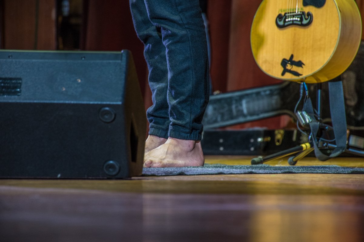 Певец вышел на сцену босиком