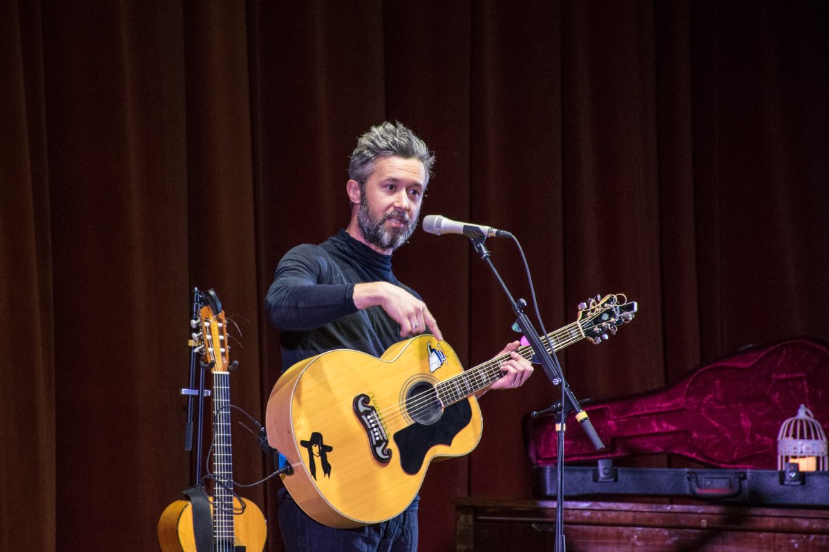 Бабкин говорит, что играть на гитаре научился сам