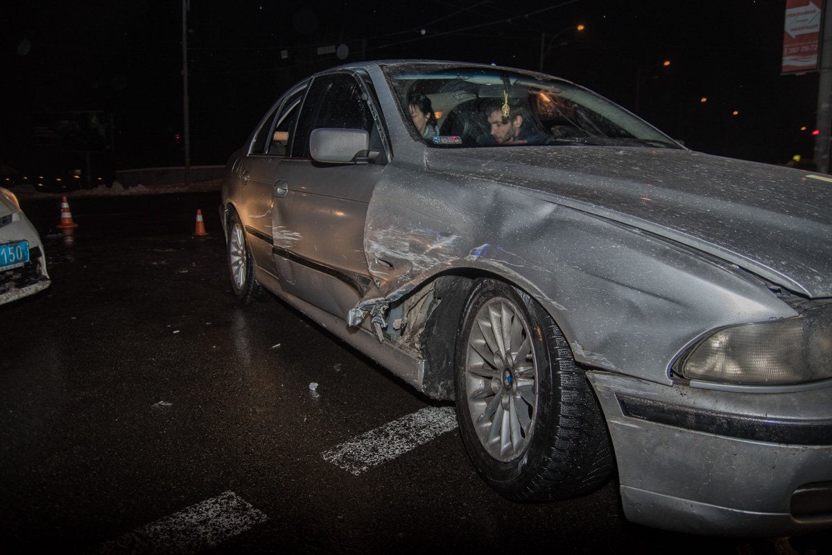 По предварительной версии, BMW ехал на красный