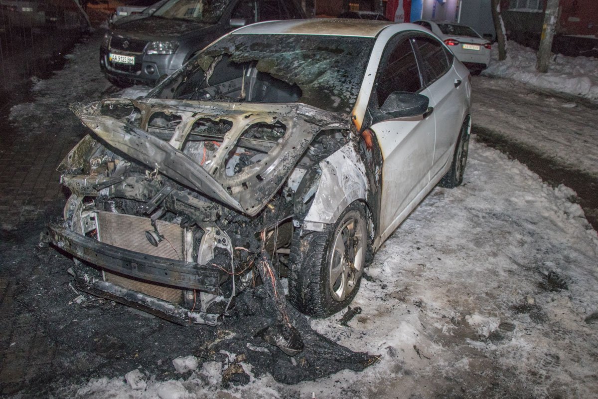 По одной из версий, под мотор кинули тряпку с горючим веществом