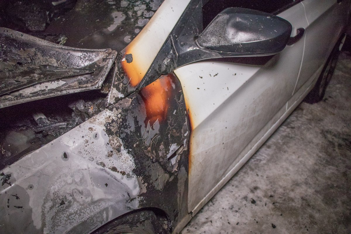 Заднюю часть машины огонь не задел