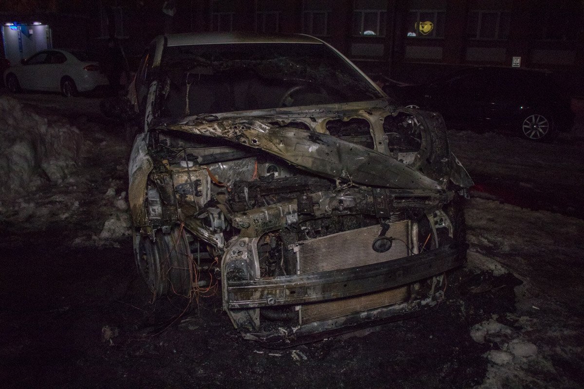 В авто полностью сгорела передняя часть