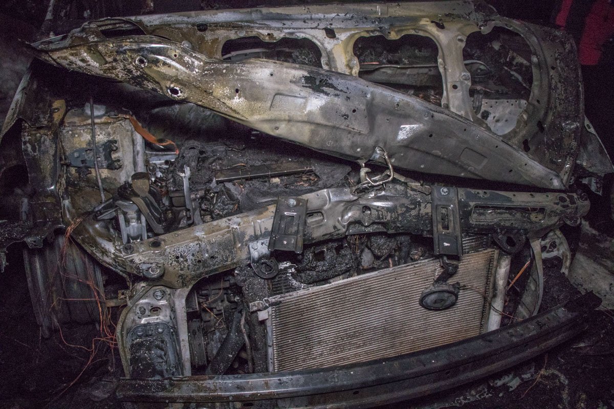 Злоумышленник не мог знать, что машина будет стоять тут, ведь обычно она припаркована в другом месте