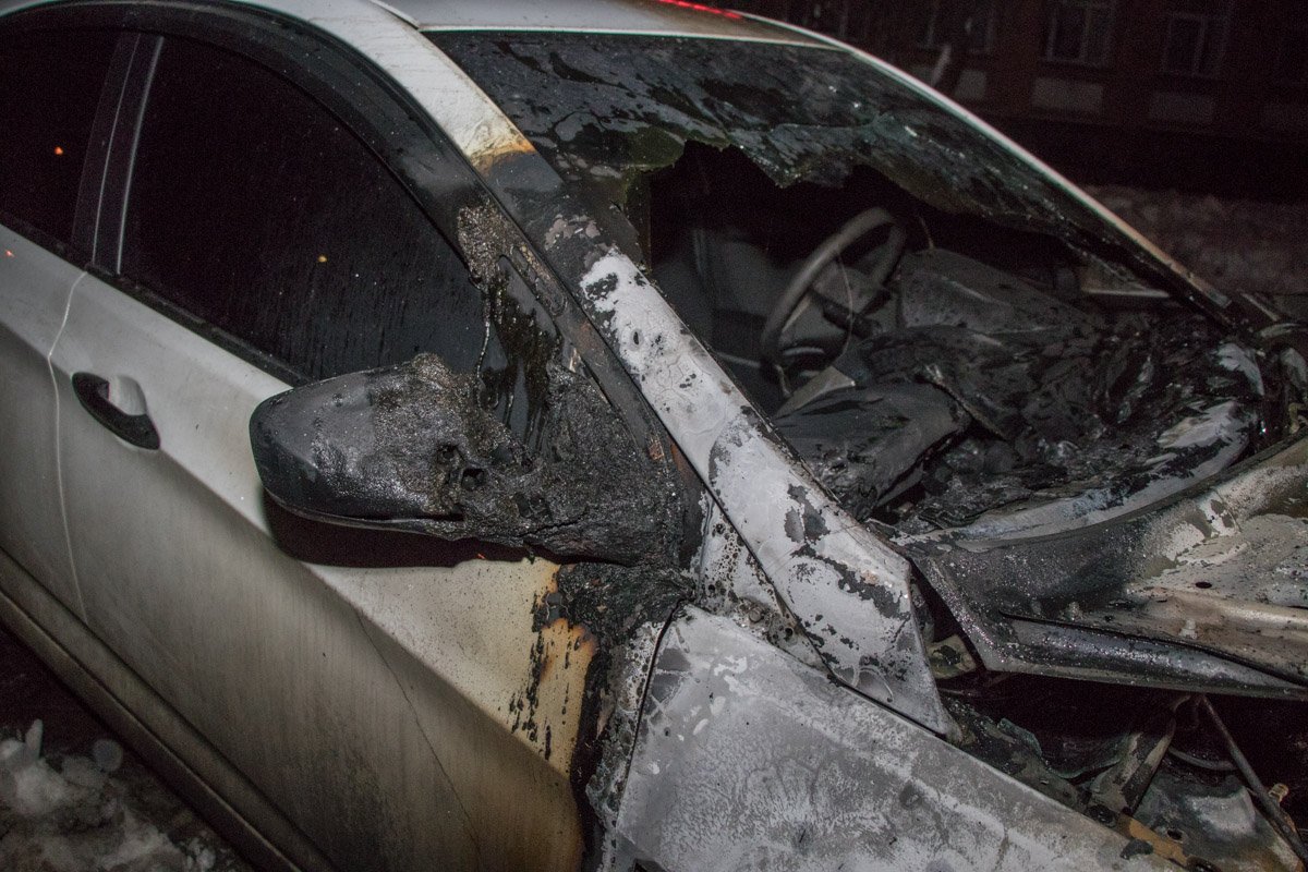 Боковое зеркало также повреждено