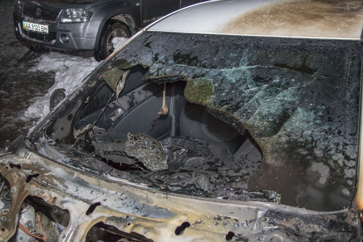 Машина выгорела за считанные минуты