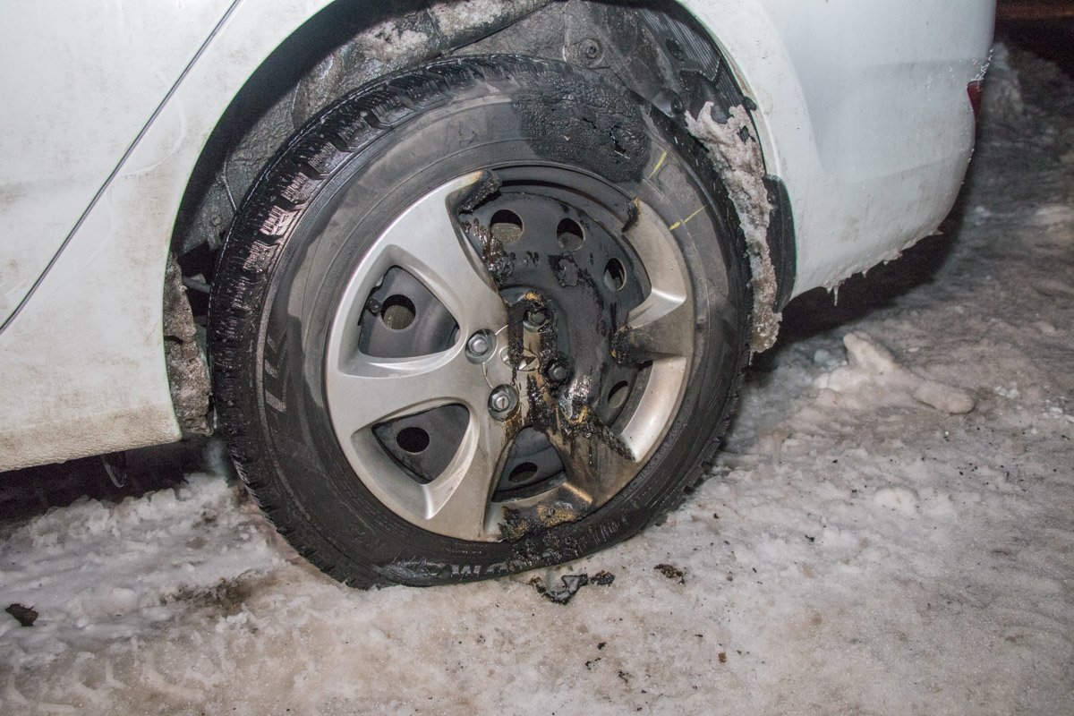 Сначала пытались поджечь левое заднее колесо, но не вышло