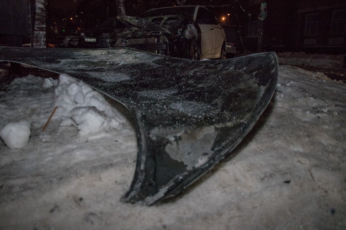 Крышка капота валяется в стороне 