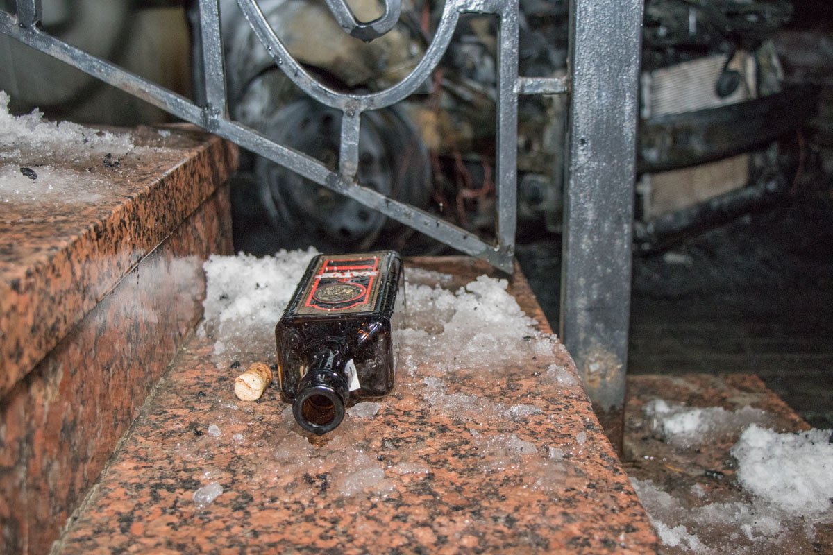 Рядом с машиной валялась подозрительная бутылка: в ней могло быть горючее