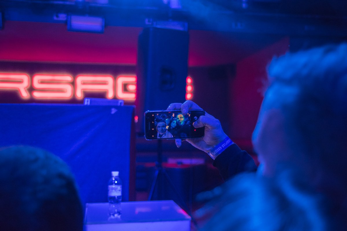 Концерт еще не начался, но сделать селфи - святое дело