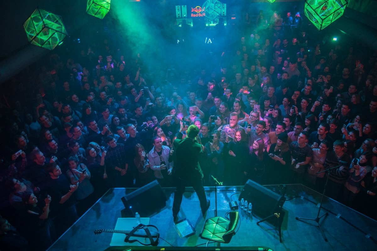 Назови меня попсой, обвини, в чем хочешь. Слушать будешь все равно, я же знаю точно