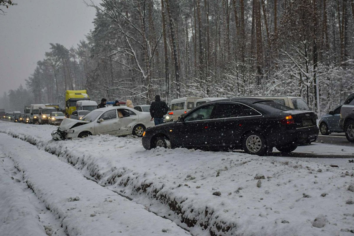 Под Киевом столкнулись три автомобиля Под Киевом столкнулись три автомобиля