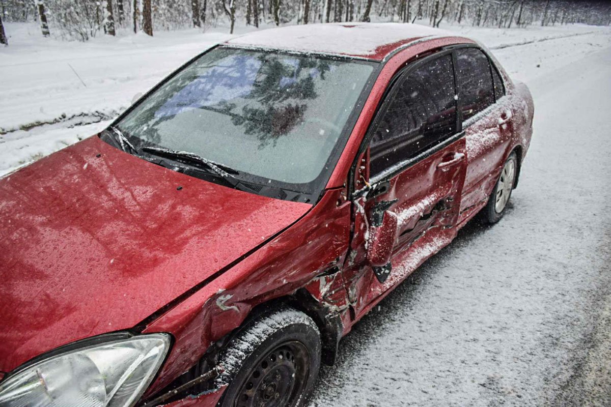 Subaru выехала на встречную полосу и влетела в Mitsubishi Subaru выехала на встречную полосу и влетела в Mitsubishi
