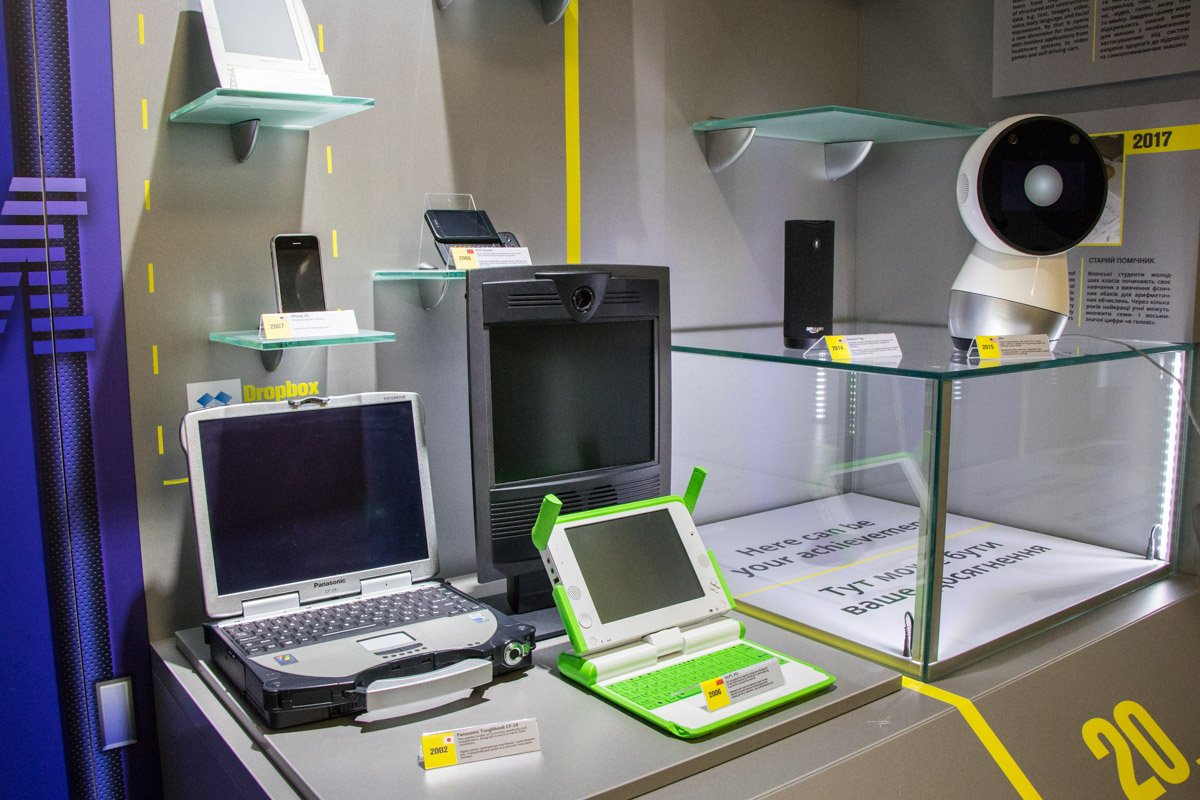 А это полка с машинами, созданными в 2000 годах. На ней расположен первый iPhone