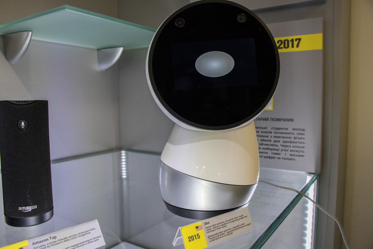 Jibo покорил сердце журналистки Информатора. Никто не умеет так строить глазиком, как это делал Jibo