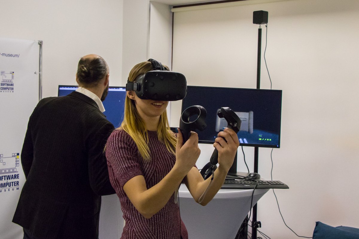 Придя на курсы, также можно весело провести время, играя в PlayStation