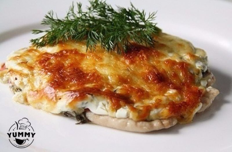 Отбивные из куриного филе в духовке с помидорами