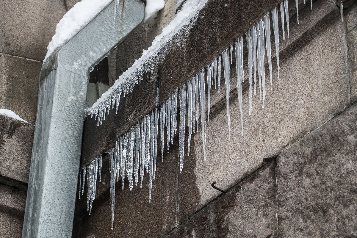 Опасные сосульки в центре Киева Опасные сосульки в центре Киева