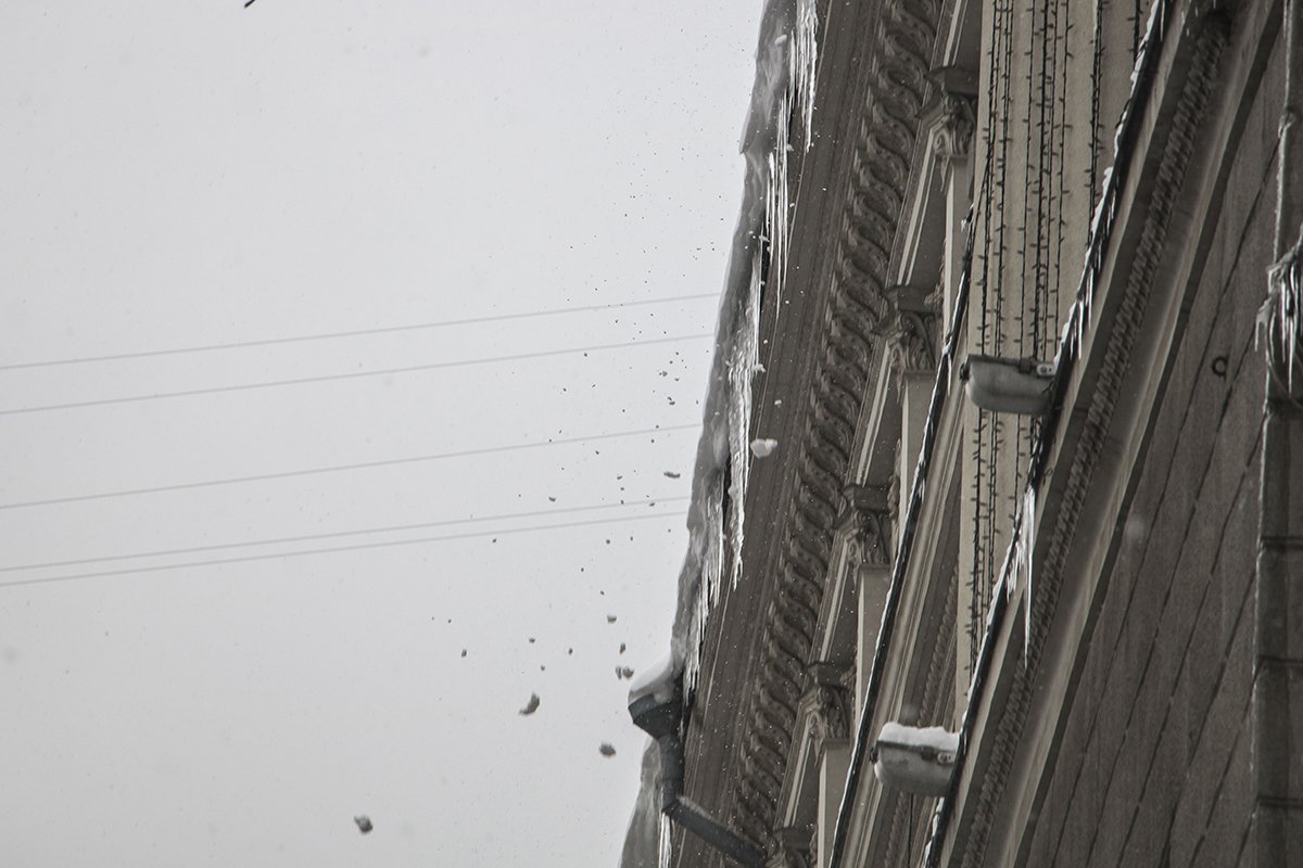 Снег и лед падают с крыши Снег и лед падают с крыши