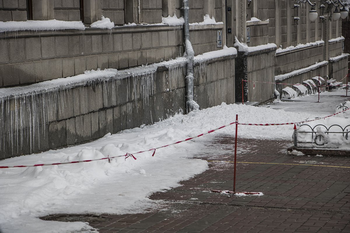 Опасные места обнесли красной лентой Опасные места обнесли красной лентой