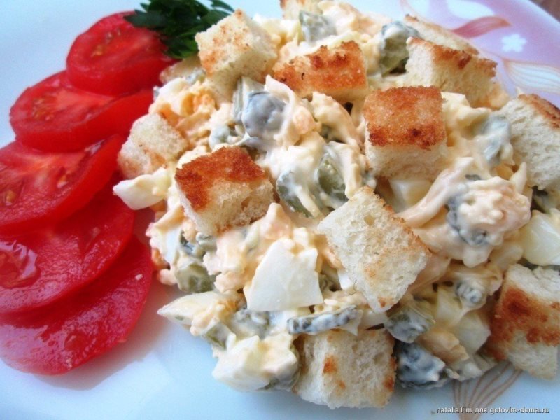 Сырный салат с сухариками