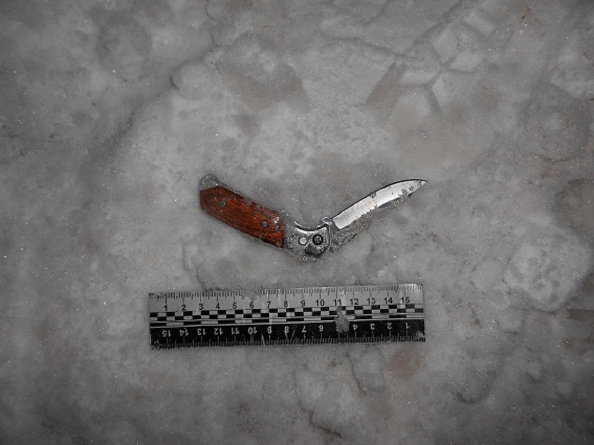 В неудачных попытках снять наличные мужчины несколько раз ударили пассажира ножом