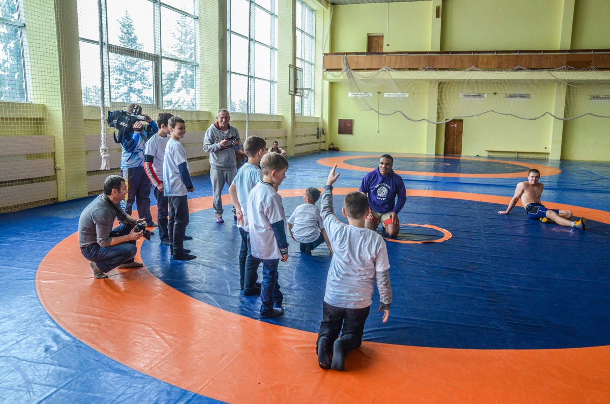 Дети с интересом задавали спортсмену вопросы Дети с интересом задавали спортсмену вопросы