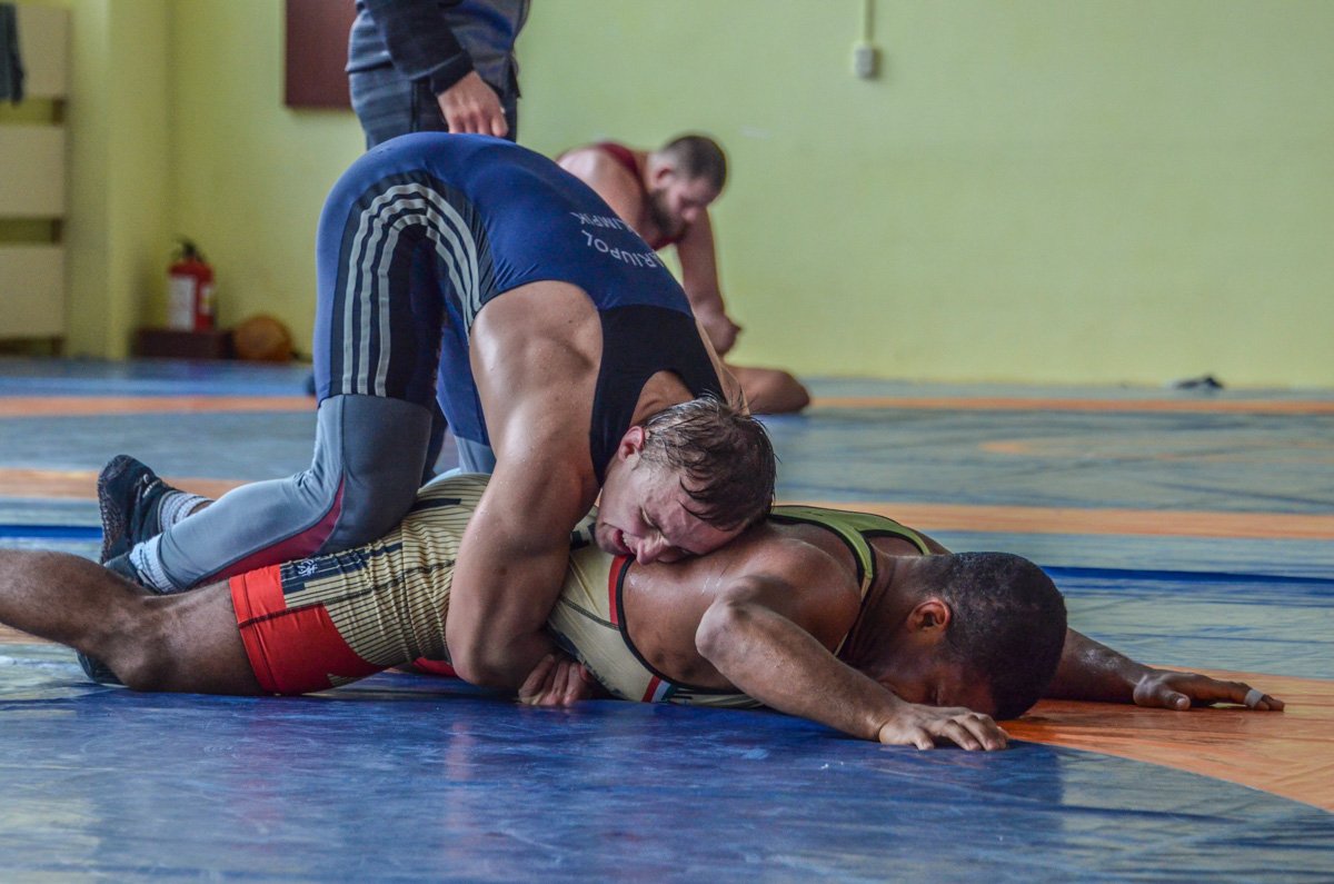 Олимпиец показал несколько приемов Олимпиец показал несколько приемов