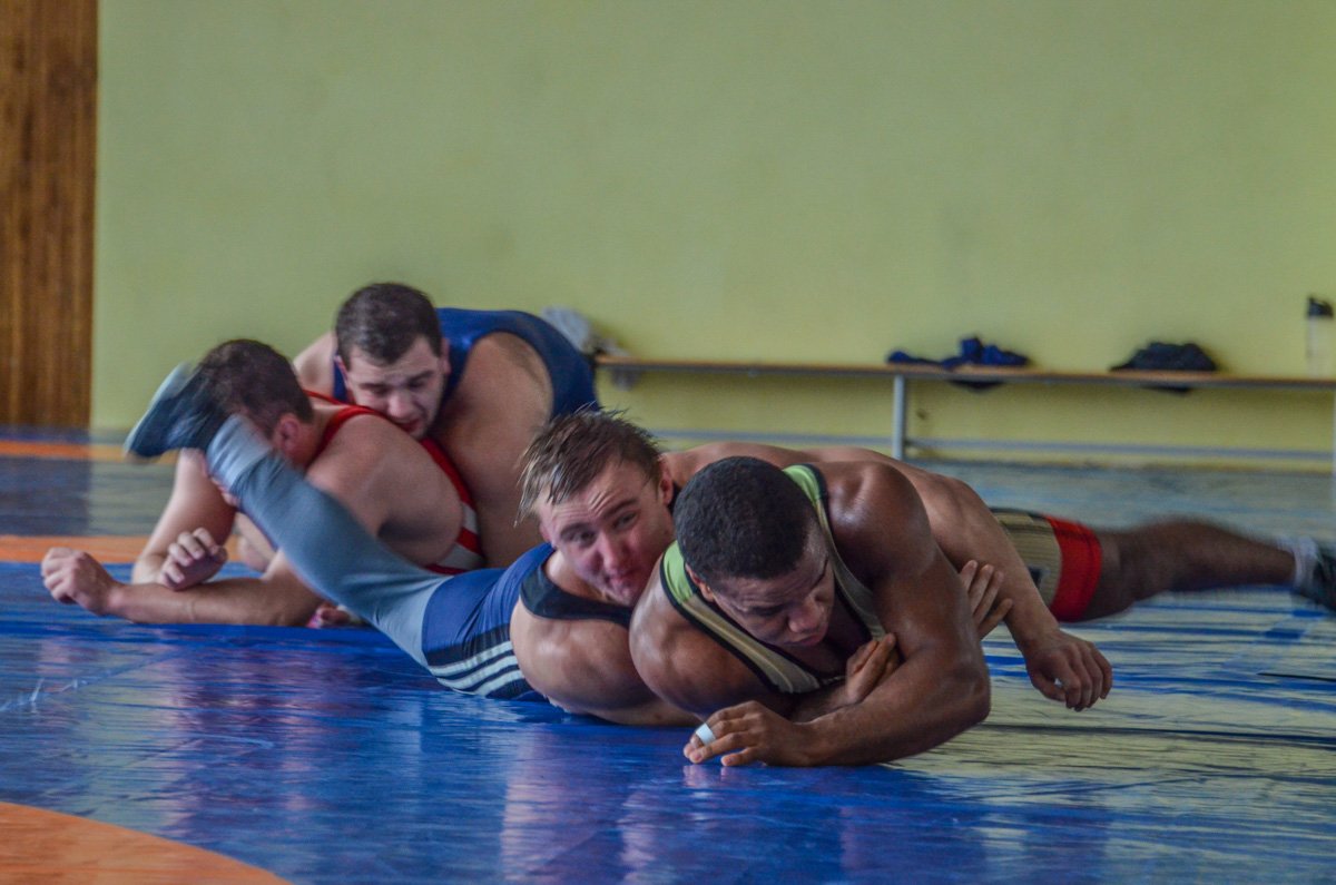 Борцы тренируются на базе Олимпийского резерва Борцы тренируются на базе Олимпийского резерва