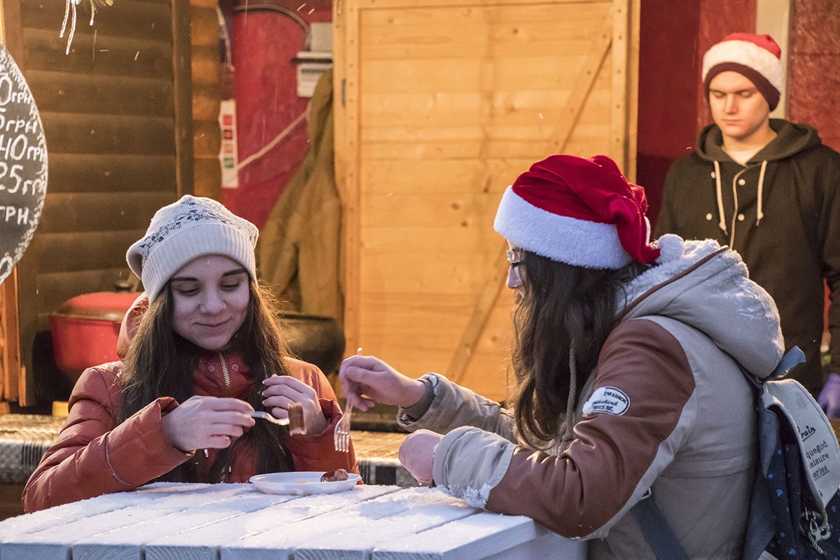 Посетители наслаждаются едой из фуд-кортов