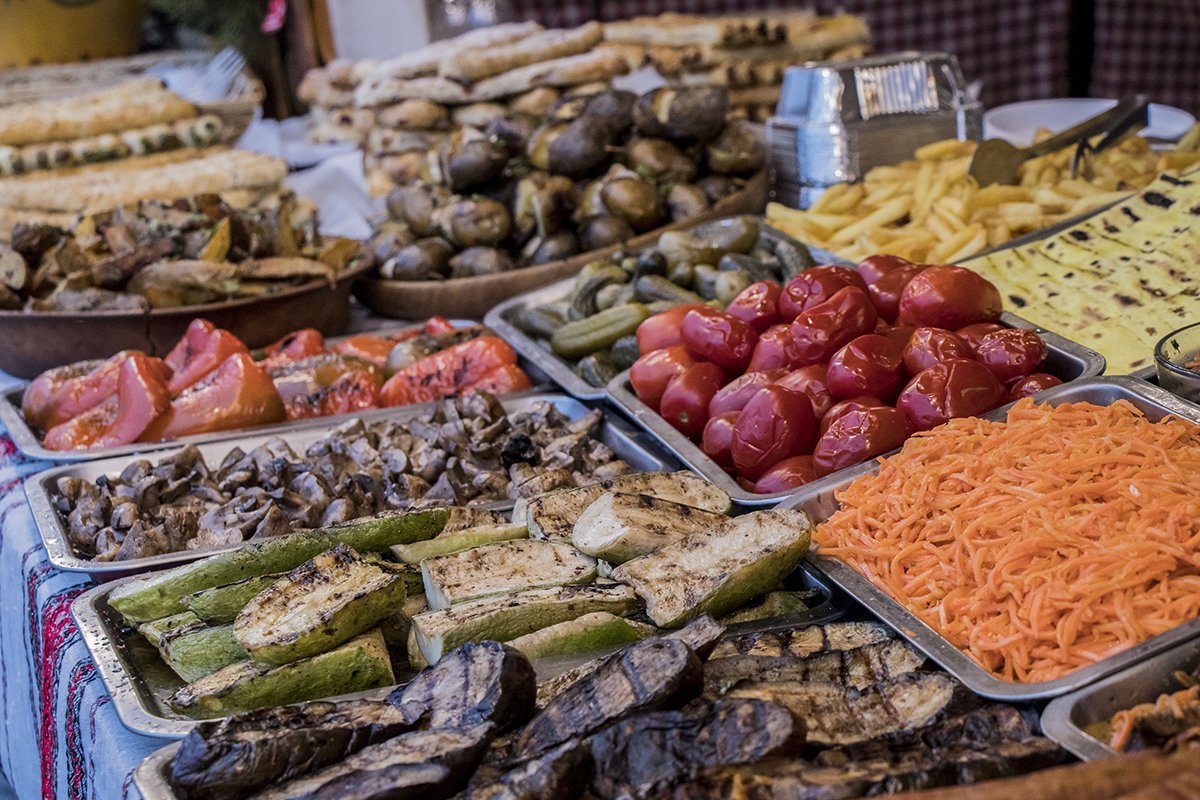 Тут можно купить различные вкусности: от овощей на гриле до сладостей