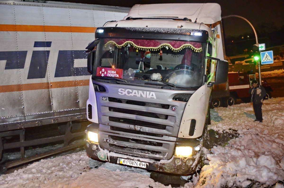 На перекрестке улиц Сумской и Кайсарова грузовой автомобиль Scania занесло на тротуар На перекрестке улиц Сумской и Кайсарова грузовой автомобиль Scania занесло на тротуар