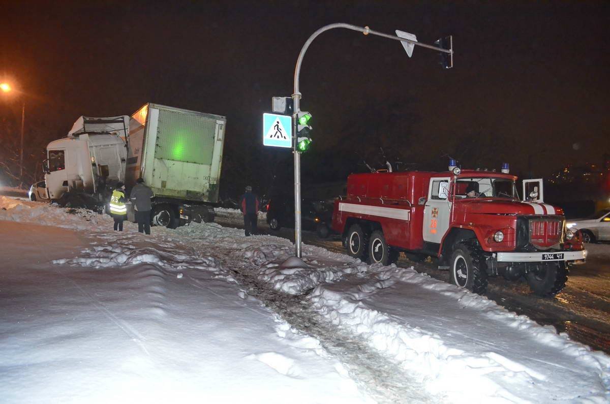 На помощь фуре подоспели спасатели На помощь фуре подоспели спасатели