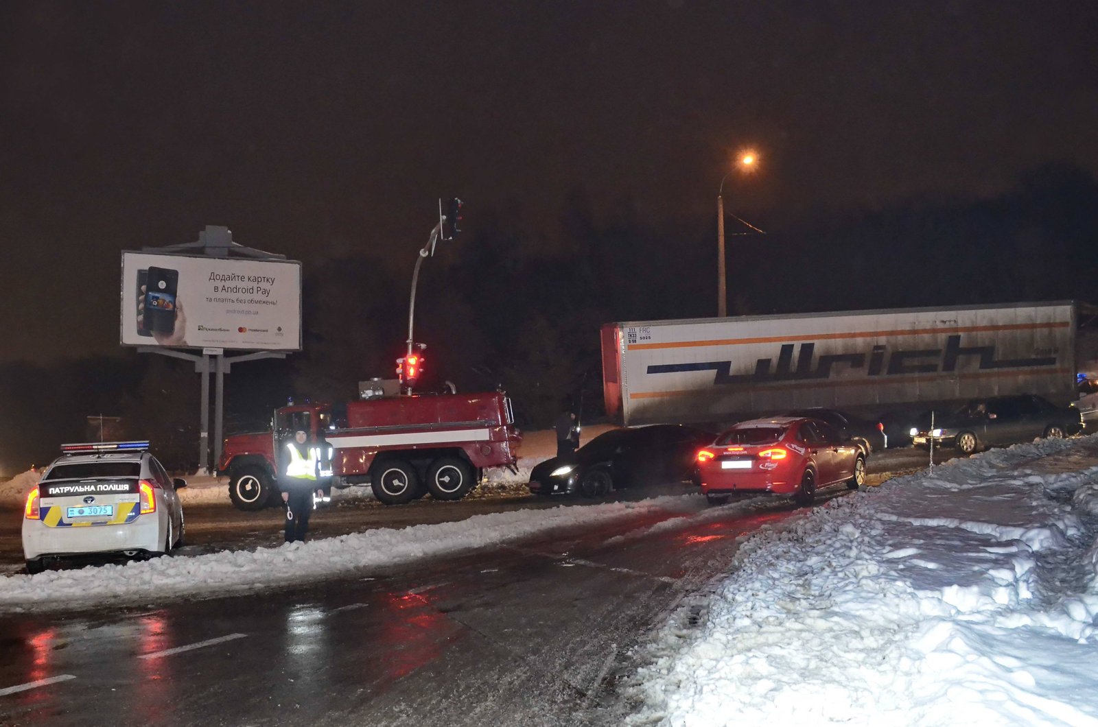На месте аварии работали три экипажа патрульных На месте аварии работали три экипажа патрульных