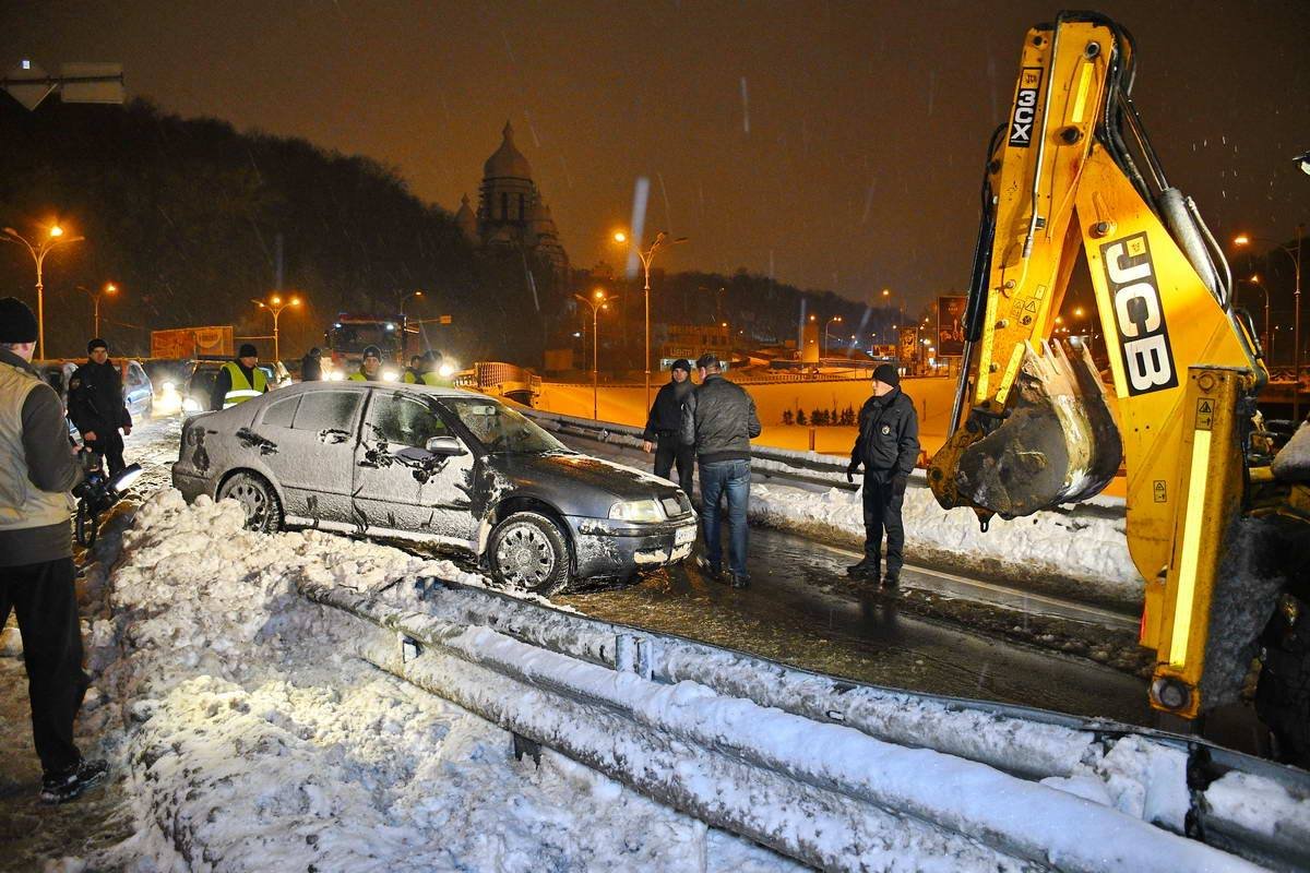 Водитель Skoda Octavia не справился с управлением и налетел на отбойник Водитель Skoda Octavia не справился с управлением и налетел на отбойник