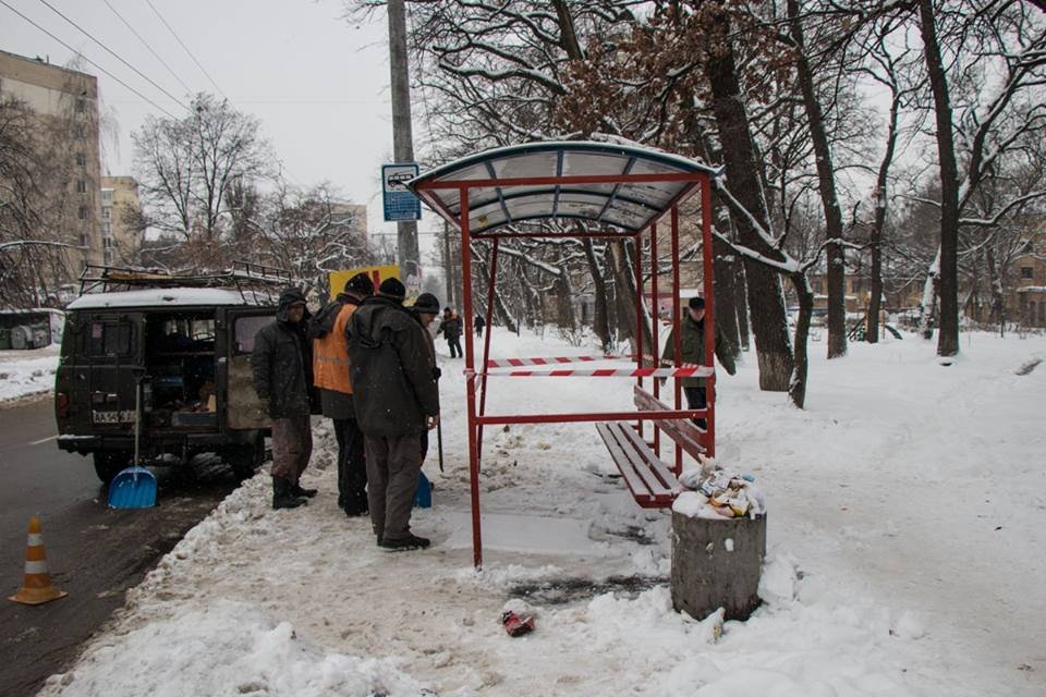 В Киеве на Антонова упала троллейбусная остановка. Никто не пострадал В Киеве на улице Антонова упала троллейбусная остановка. Никто не пострадал