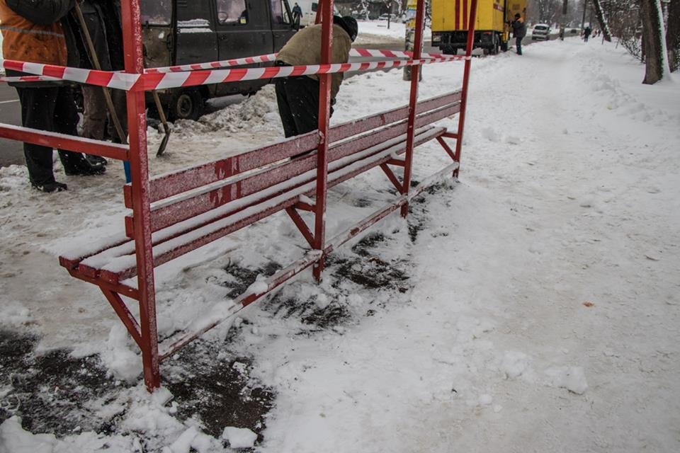 Почему остановка упала - непонятно, так как сильного ветра не было. Возможно ее кто-то толкнул. Почему остановка упала - непонятно, так как сильного ветра не было. Возможно, ее кто-то толкнул.