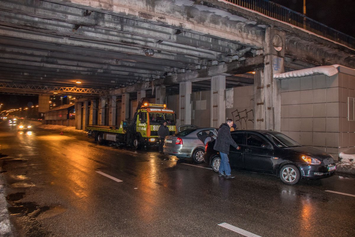 Skoda Octavia врезалась в опору путепровода Вацлава Гавела