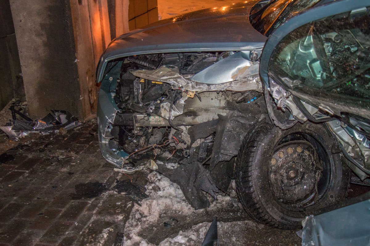 У машины сильно повреждена передняя часть 