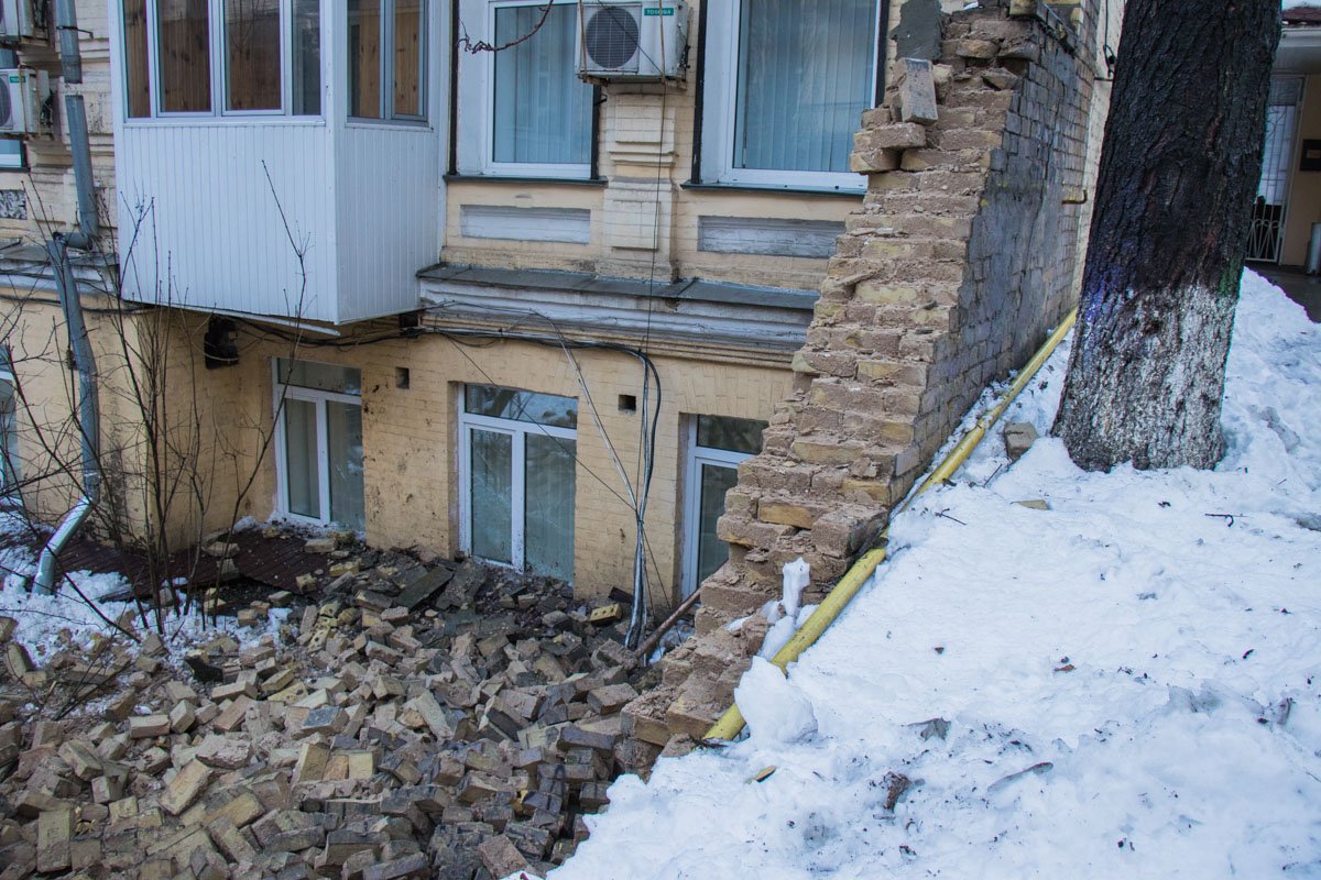 Кирпичная стена выполняла роль забора Кирпичная стена выполняла роль забора