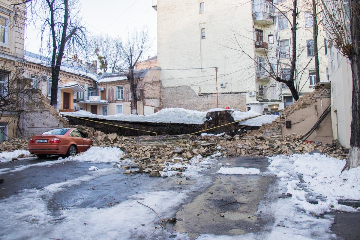 Под кирпичи попали два автомобиля Под кирпичи попали два автомобиля