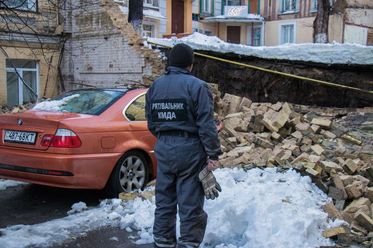 На месте работают спасатели На месте работают спасатели