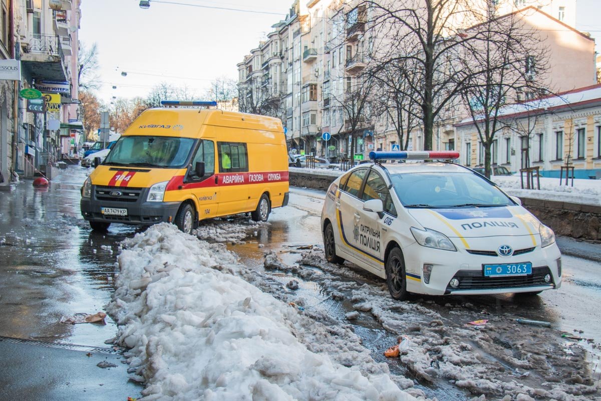 Стена рухнула на газовую трубу, сотрудники "Киевгаза" ликвидируют аварию Стена рухнула на газовую трубу, сотрудники "Киевгаза" ликвидируют аварию