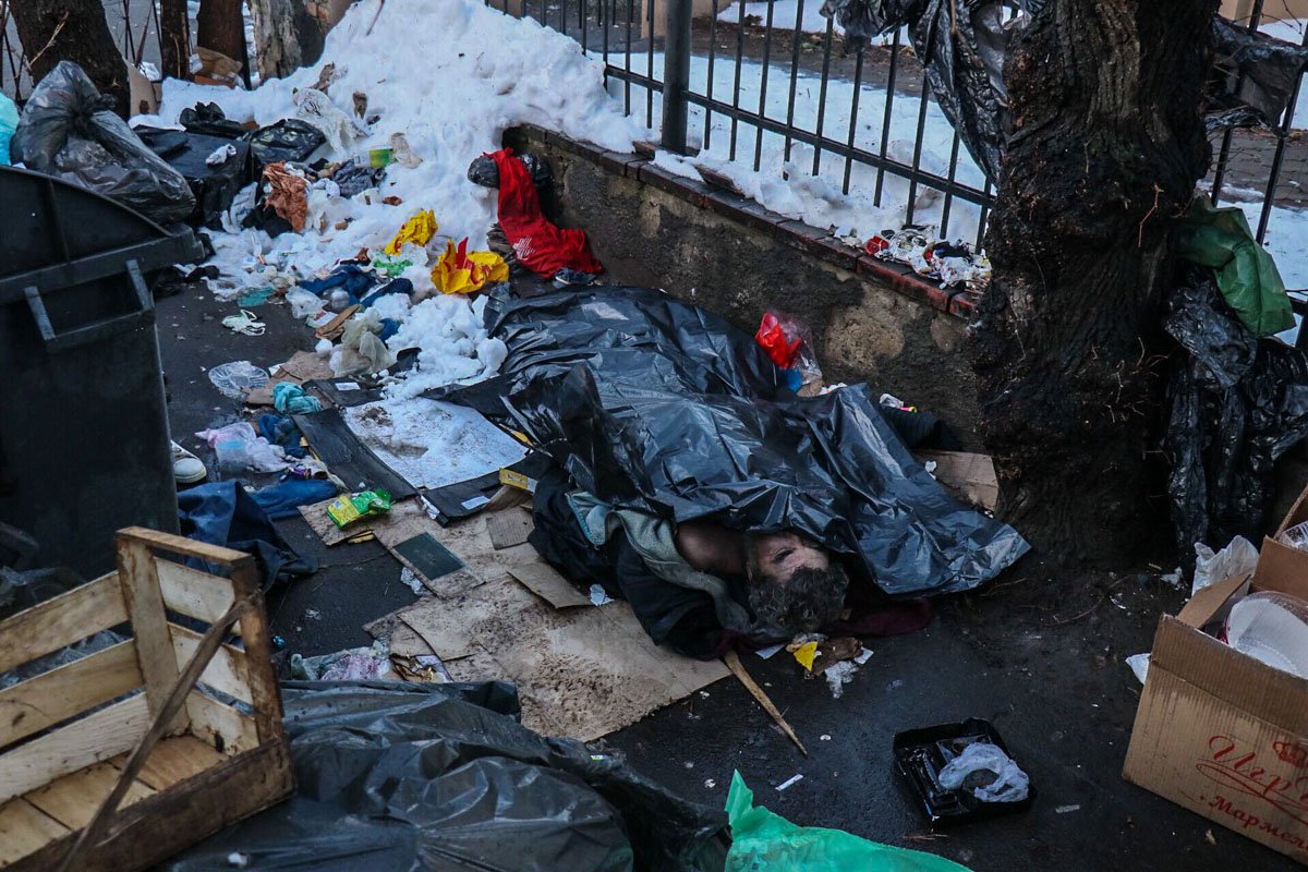 На улице Бориса Гринченко обнаружили труп мужчины