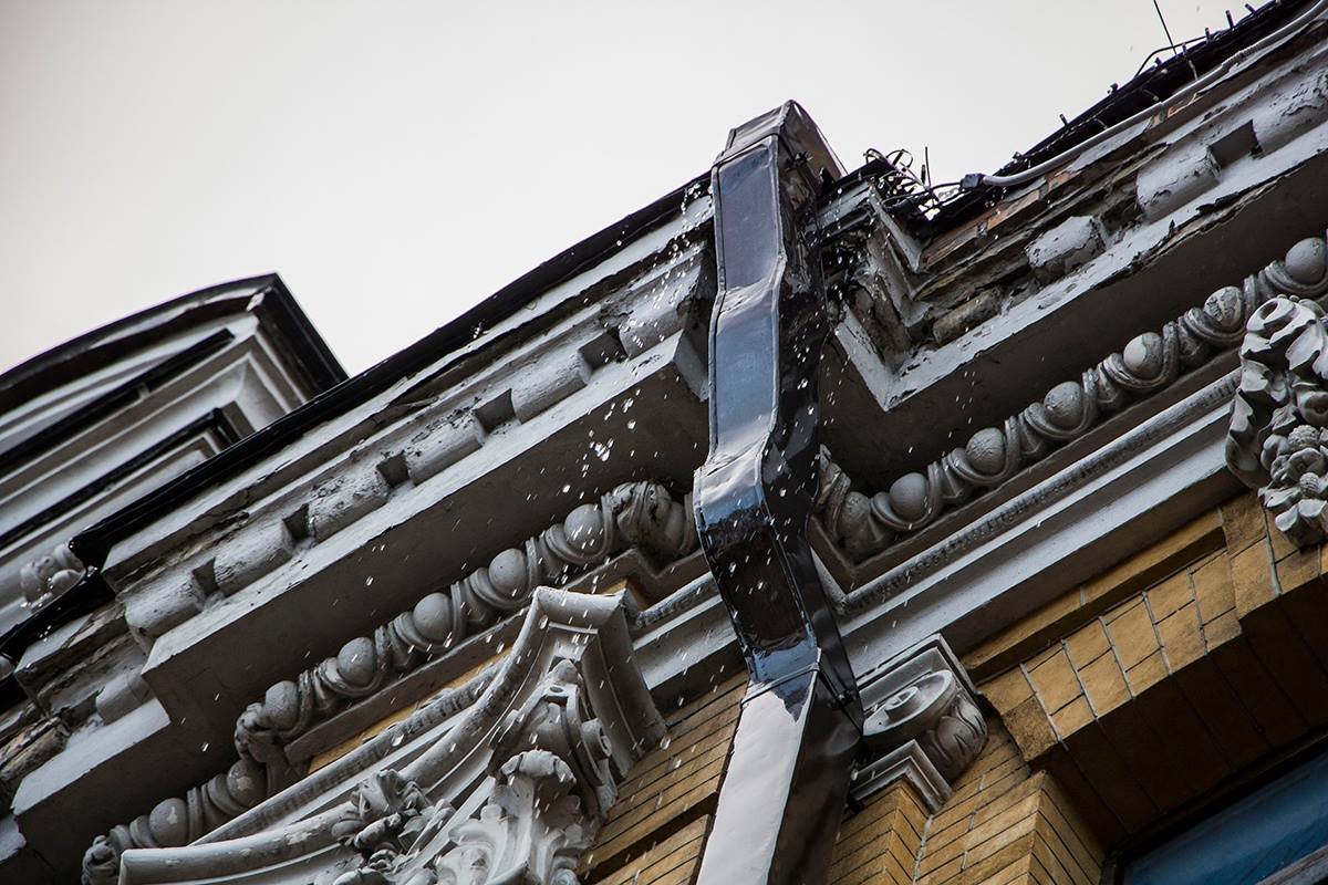 На улице потеплело, с крыш потихоньку стали исчезать ледяные сосульки 