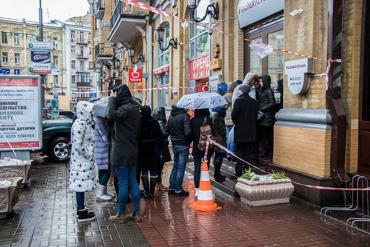 Несмотря на предупреждающие ленточки, прохожие не бояться толпиться под зданиями