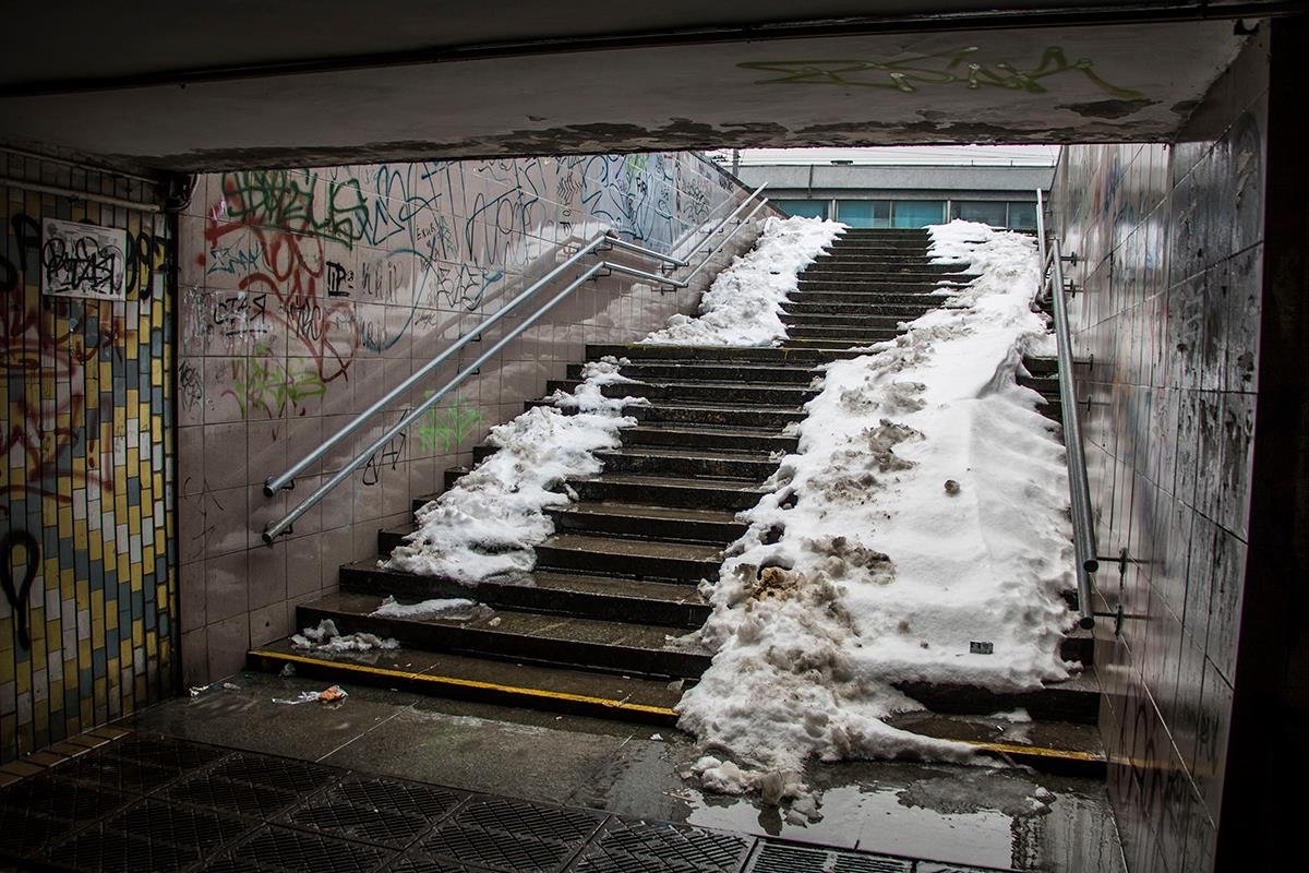 В подземном переходе еще "прячется" снег 