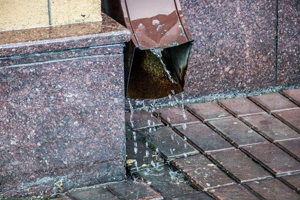 Тающий снег, лужи и падающие сосульки: в Киеве неожиданно потеплело 8