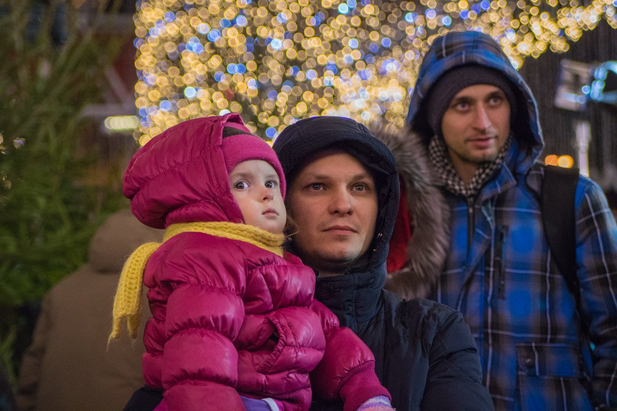 Рождество пришли праздновать несколько тысяч людей