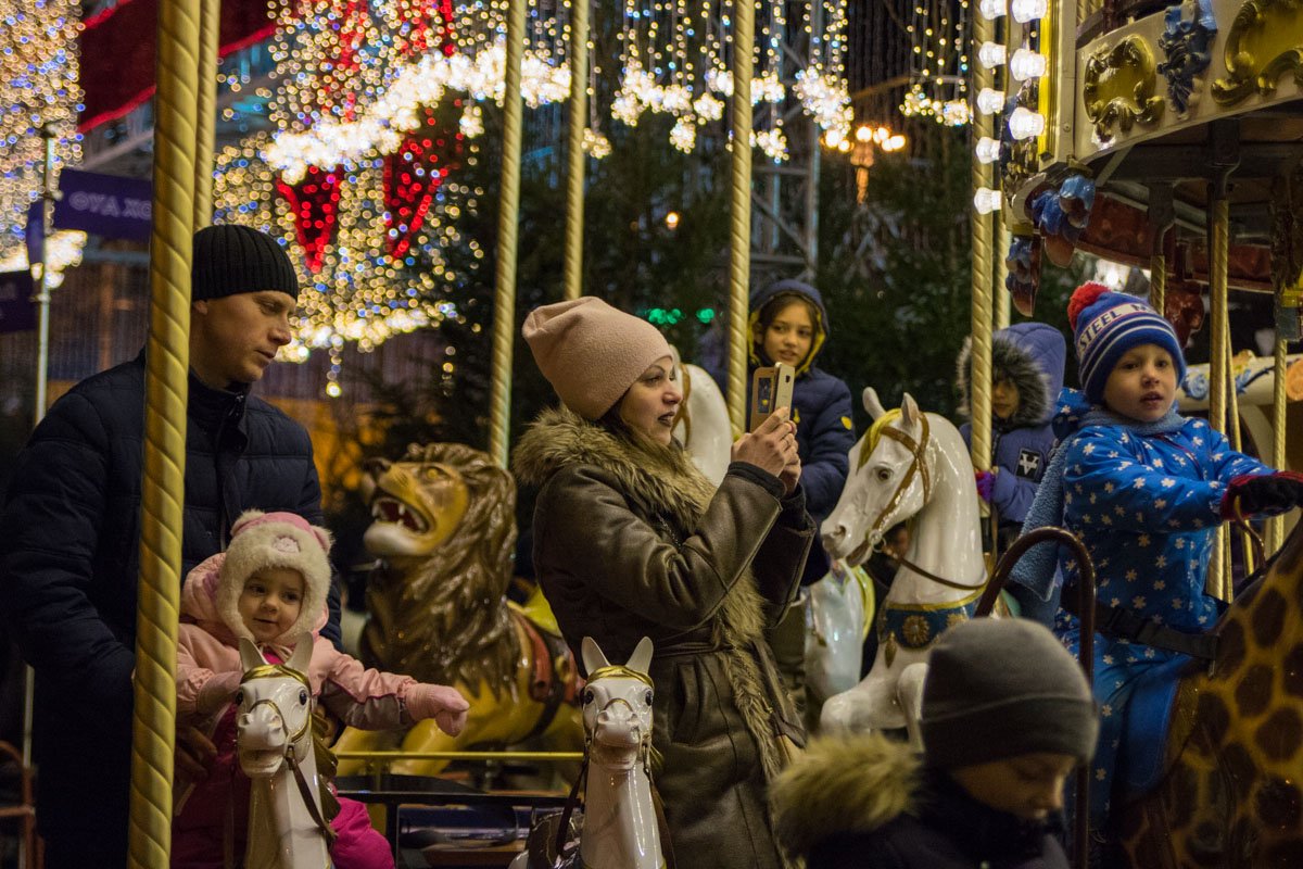 Специально для них Софийскую площадь обустроили каруселью 
