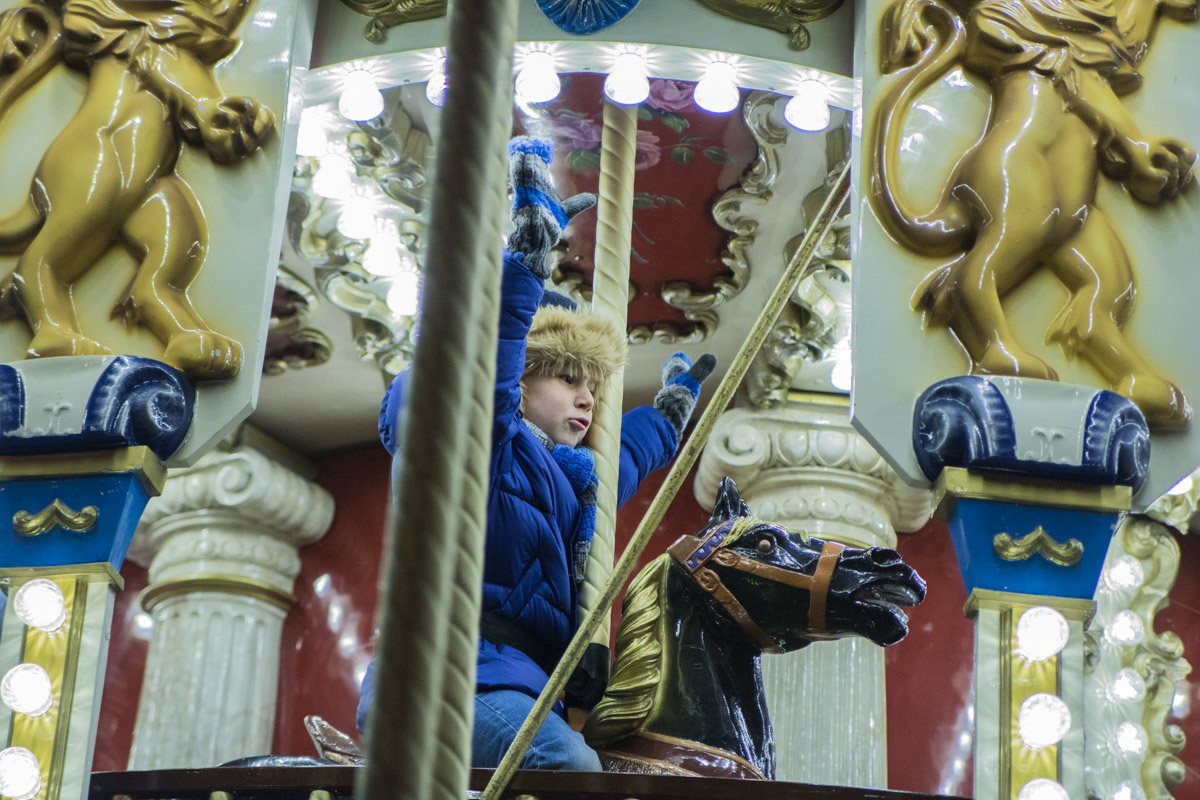  Мальчик радуется веселому празднику 